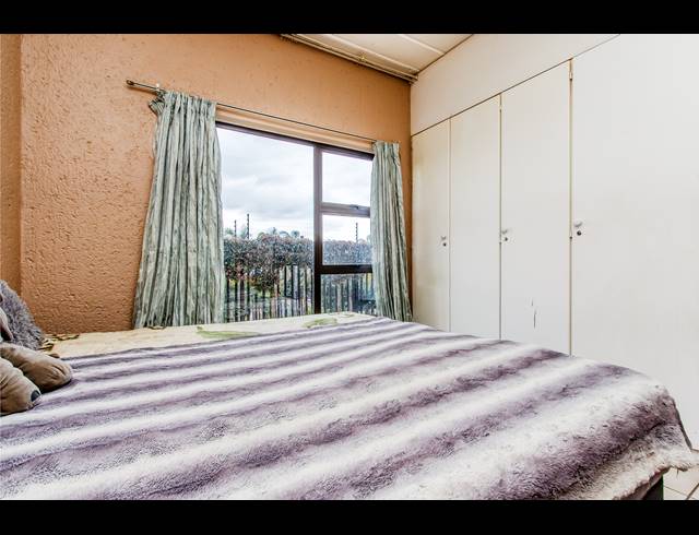 2 BEDROOM APARTMENT FOR SALE IN CONSTANTIA KLOOF